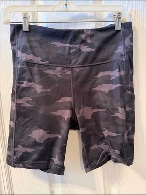 Athleta Women’s High-Rise Camo Bike Shorts - gray/Black